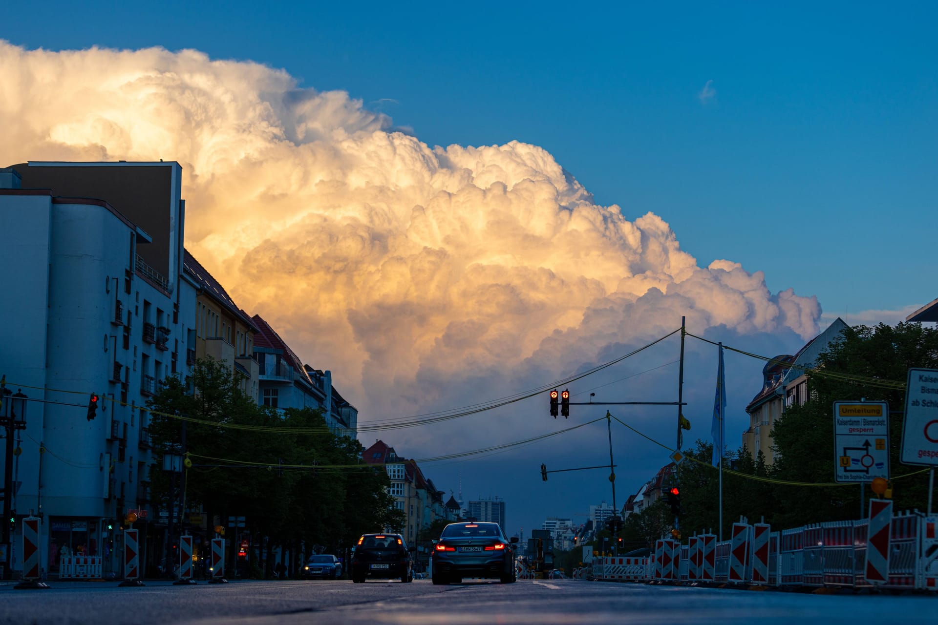 Gewitterzelle über Berlin (Archivbild): Am Montag und Dienstag warnt der deutsche Wetterdienst vor heftigen Gewittern und großen Hagelmengen.