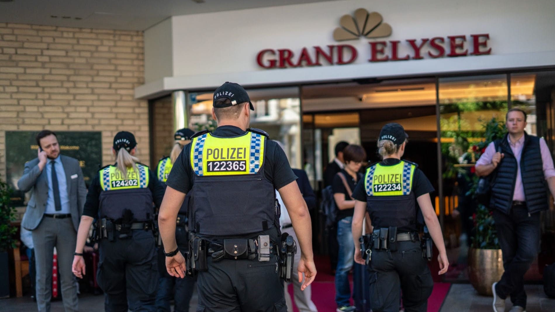 Etwa 100 Polizisten umstellen das Hotel Grand Elysée.