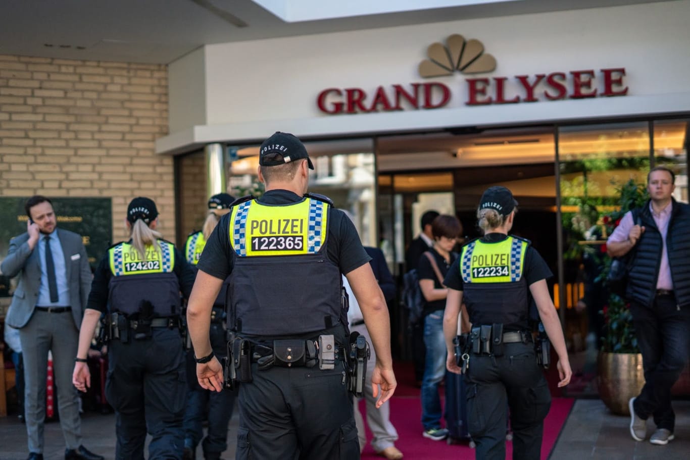 Etwa 100 Polizisten umstellen das Hotel Grand Elysée.