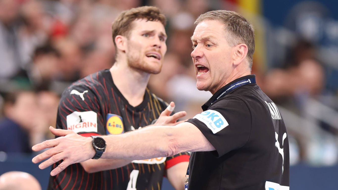 Handball-Nationaltrainer Alfred Gislason und Johannes Golla (hinten): Sie haben die Quali für Paris gemeistert.