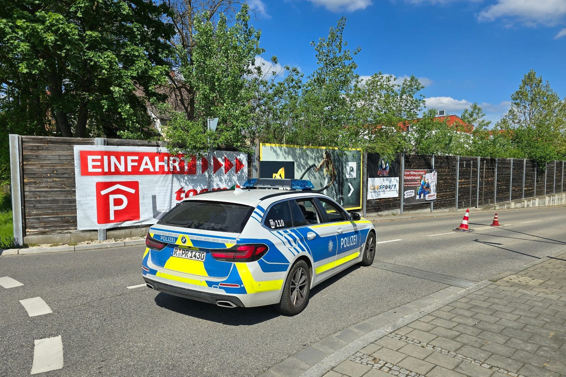 Tote im Kofferraum in Tiefgarage