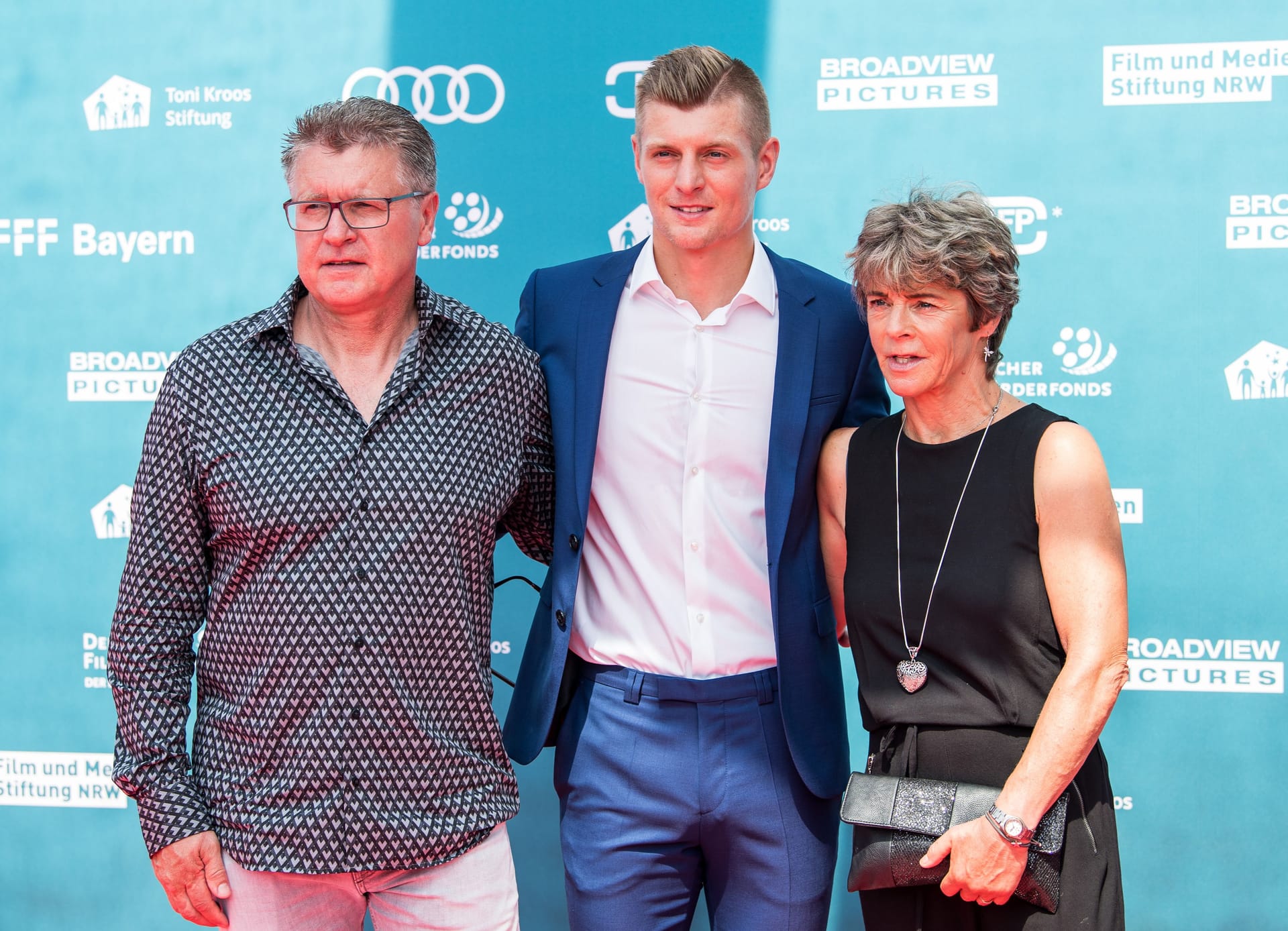 Toni Kroos zur Premiere des Films "Kroos" mit seinen Eltern Roland und Birgit Kroos am 30. Juni 2019 in Köln