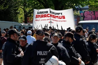 Hamburg: Polizei beobachtet die Teilnehmer bei einer Demonstration linker Gruppen zum 1. Mai im Schanzenviertel: