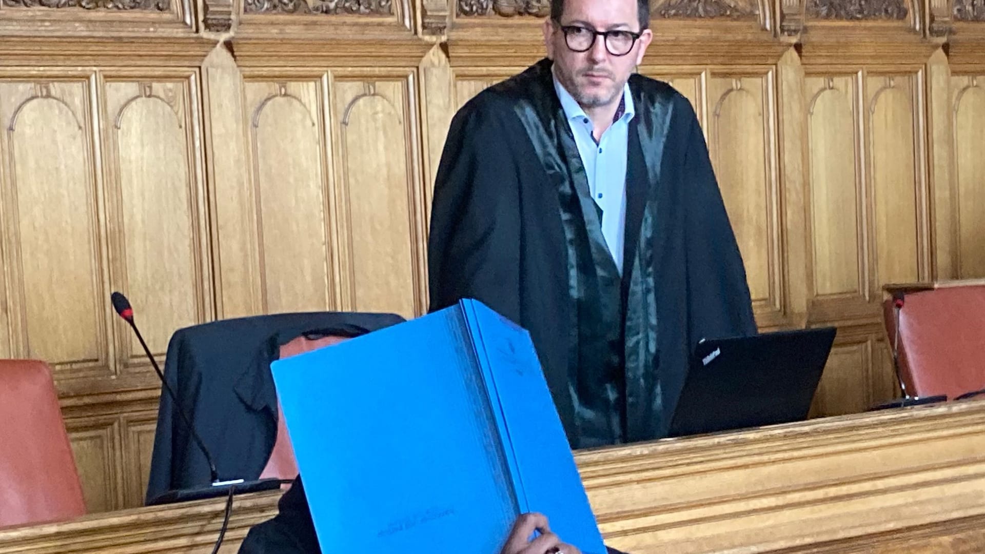 Der Angeklagte sitzt Mitte April zu Prozessauftakt in einem Saal des Landgerichts Bremen. Hinter ihm steht sein Verteidiger Alexander Gellinger.