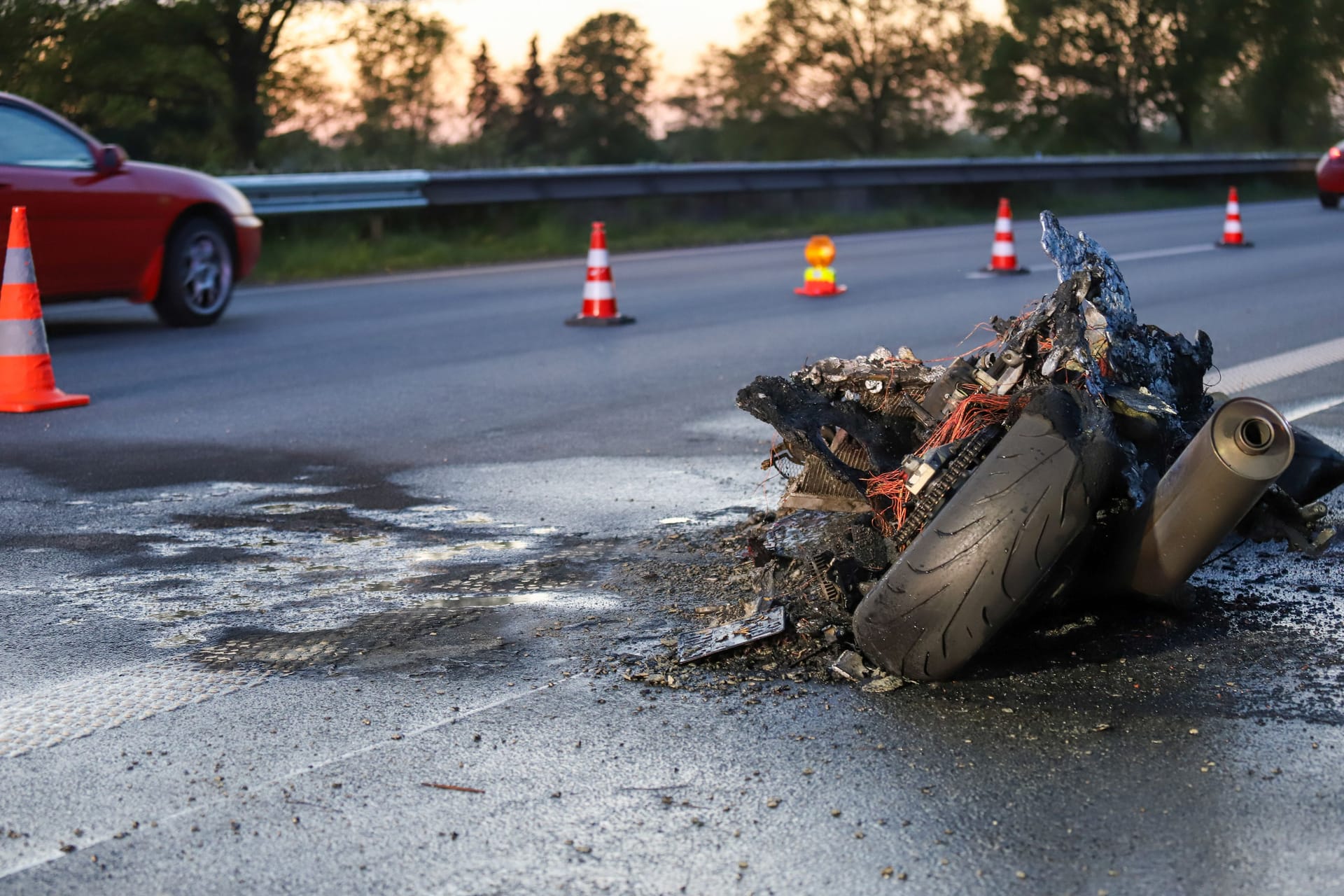 Verbranntes Motorrad auf der A23 bei Elmshorn: Die Strecke musste am Abend in beide Richtungen abgesperrt werden.