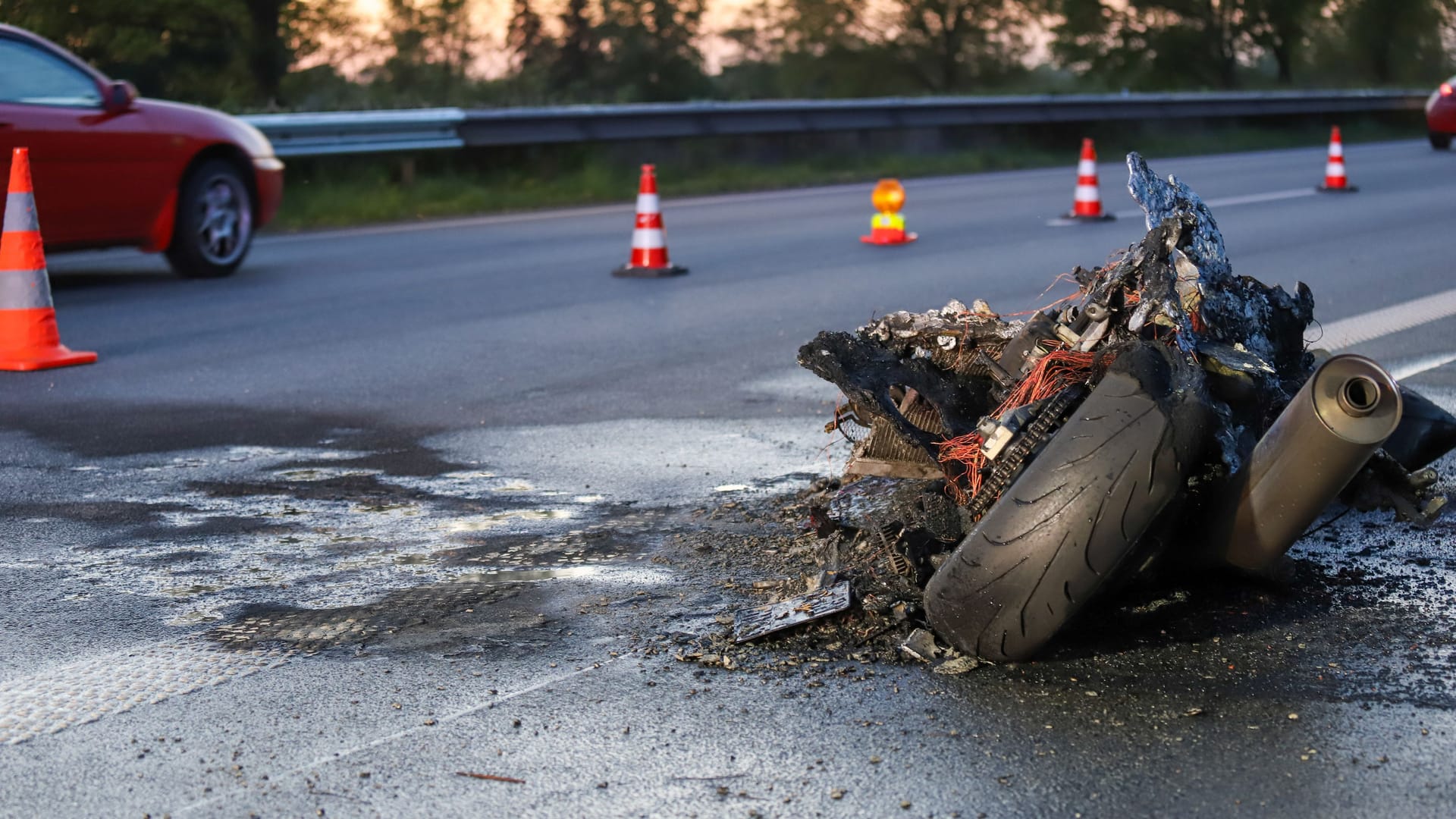 Verbranntes Motorrad auf der A23 bei Elmshorn: Die Strecke musste am Abend in beide Richtungen abgesperrt werden.