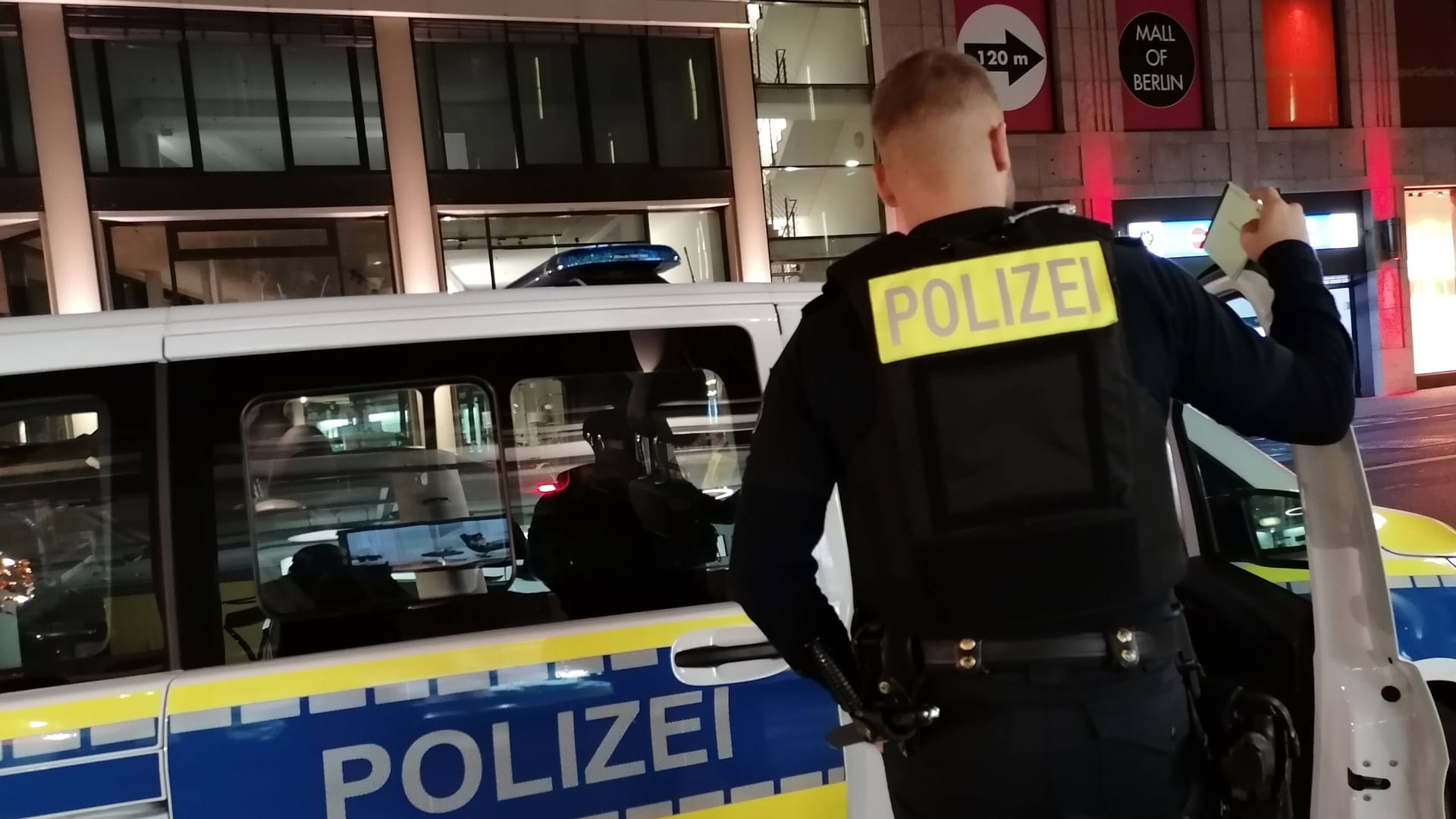 Polizist bei einer Kontrolle in Berlin (Symbolfoto): Ein Raser auf einem Motorrad hat in der Nacht zu Montag einen Beamten umgefahren.