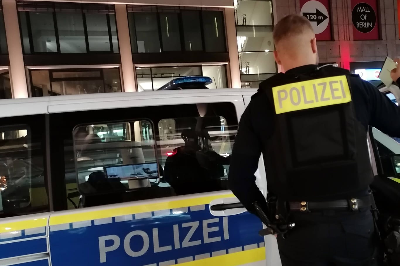 Polizist bei einer Kontrolle in Berlin (Symbolfoto): Ein Raser auf einem Motorrad hat in der Nacht zu Montag einen Beamten umgefahren.