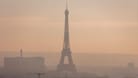 Smog in Paris: Wo die Luft verschmutzt ist, kommt die Hitze weniger durch. Doch die Maßnahmen gegen Luftverschmutzung greifen.