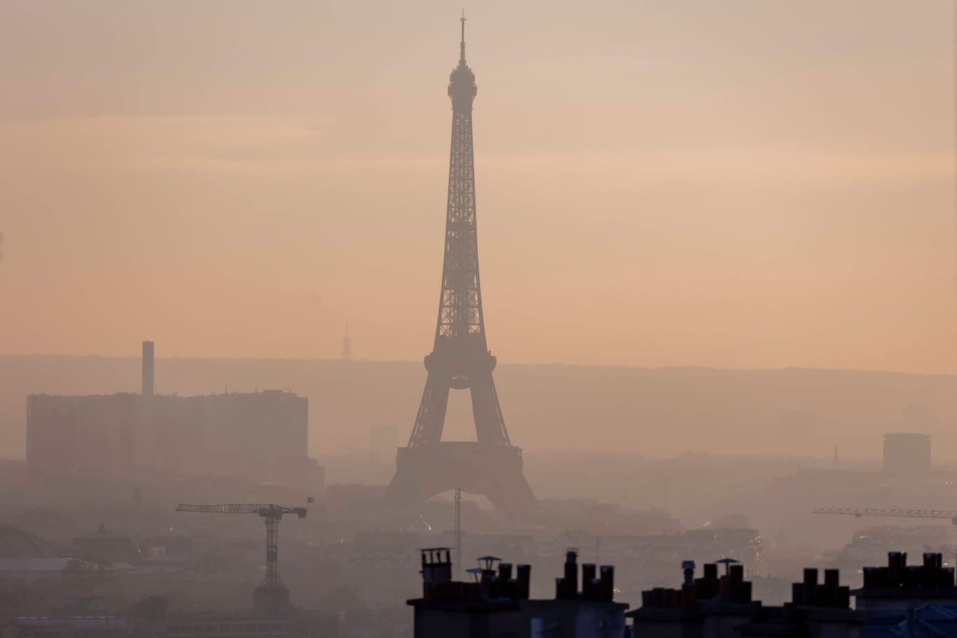 Smog in Paris: Wo die Luft verschmutzt ist, kommt die Hitze weniger durch. Doch die Maßnahmen gegen Luftverschmutzung greifen.