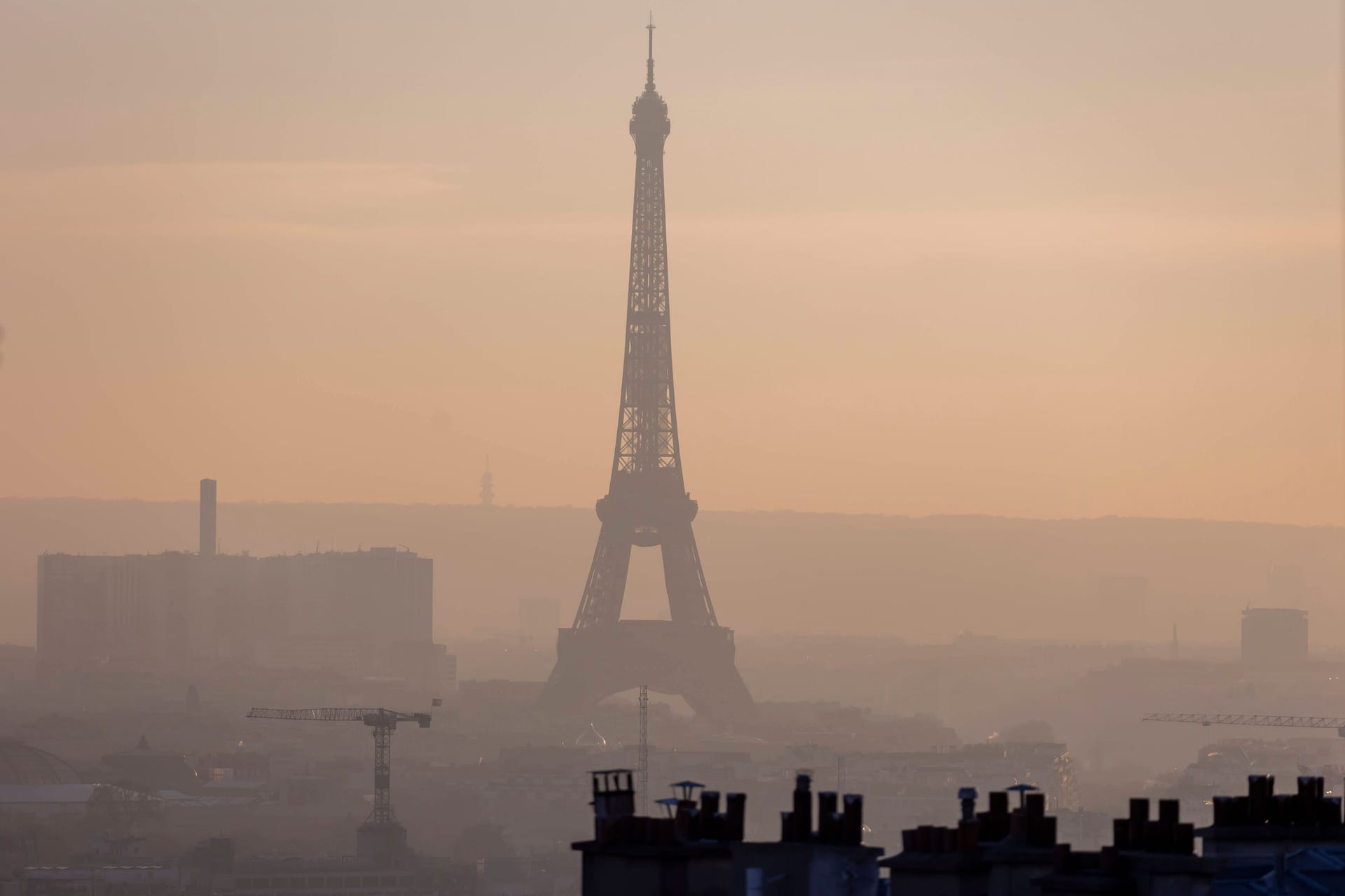 Smog in Paris: Wo die Luft verschmutzt ist, kommt die Hitze weniger durch. Doch die Maßnahmen gegen Luftverschmutzung greifen.