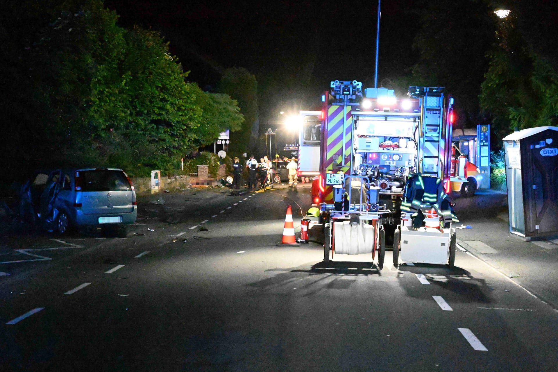 Nächtlicher Einsatz: Am frühen Sonntagmorgen kam es in Pulheim zu einem tödlichen Verkehrsunglück.