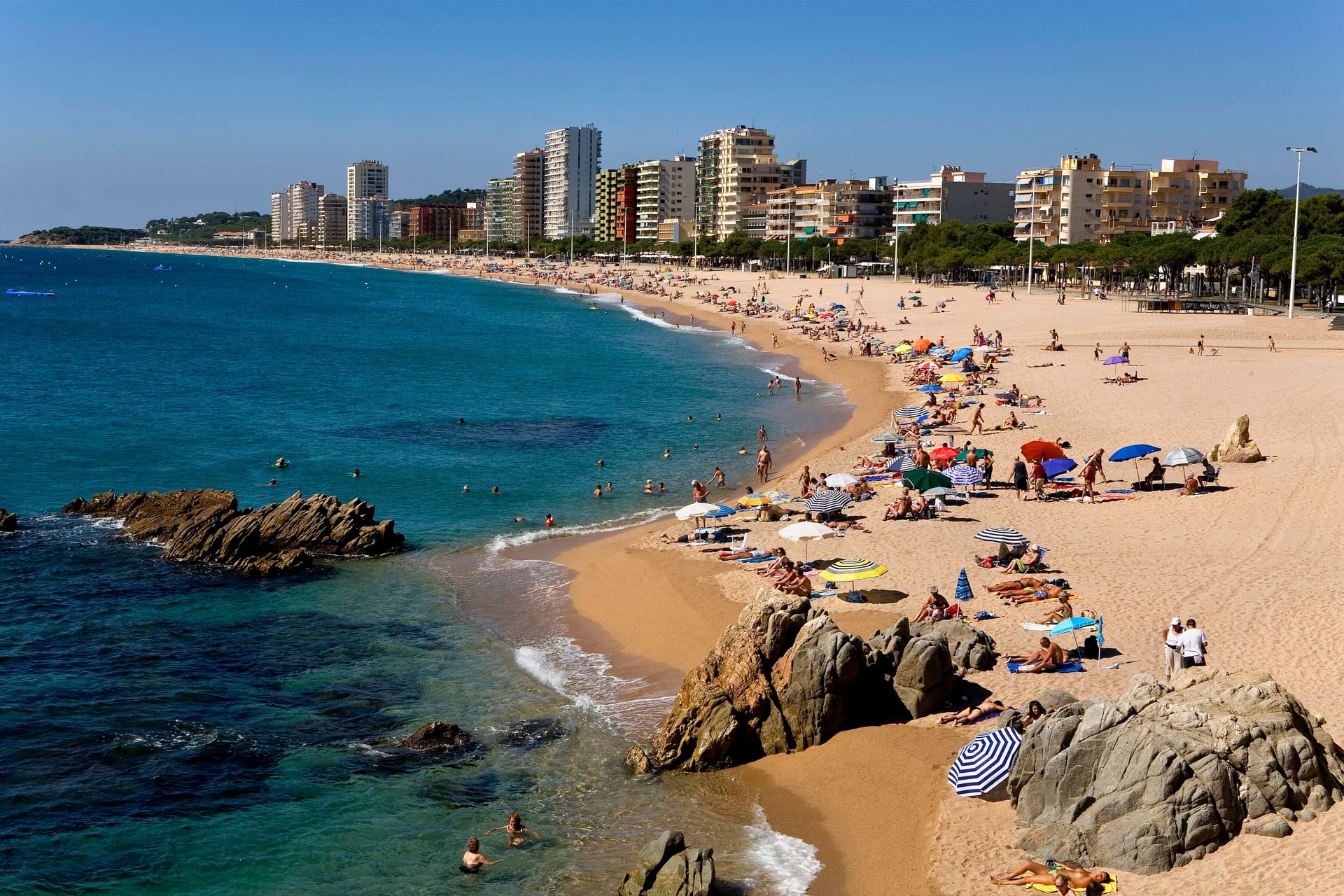 Badeort Platja d'Aro an der Costa Brava: Der Bürgermeister will zukünftig anstößige Verhaltensweisen und öffentliche Störungen sanktionieren.