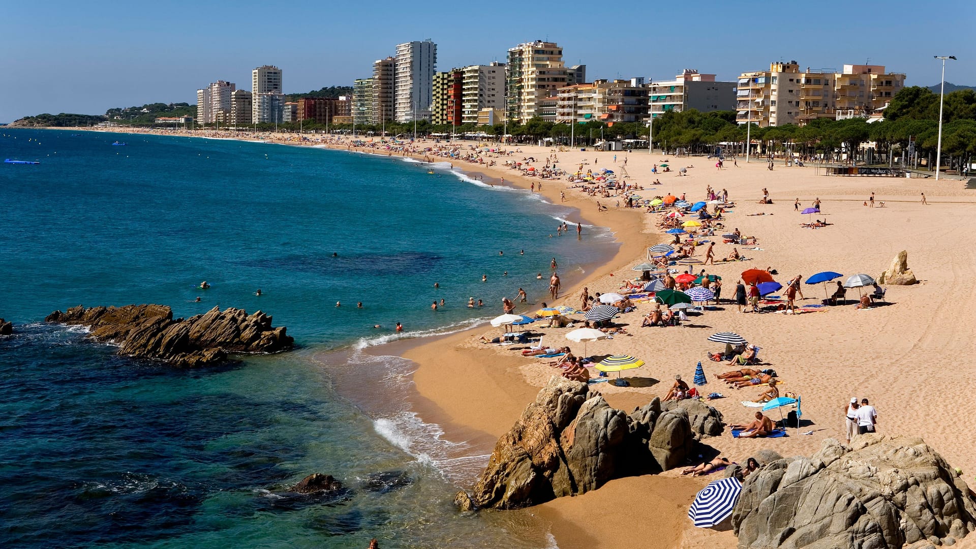 Badeort Platja d'Aro an der Costa Brava: Der Bürgermeister will zukünftig anstößige Verhaltensweisen und öffentliche Störungen sanktionieren.