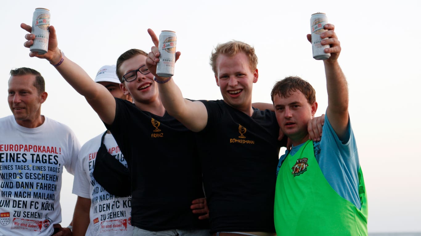 Junge Urlauber trinken Bier am Strand: Nach 21.30 Uhr drohen auf Mallorca und Ibiza nun Strafen.