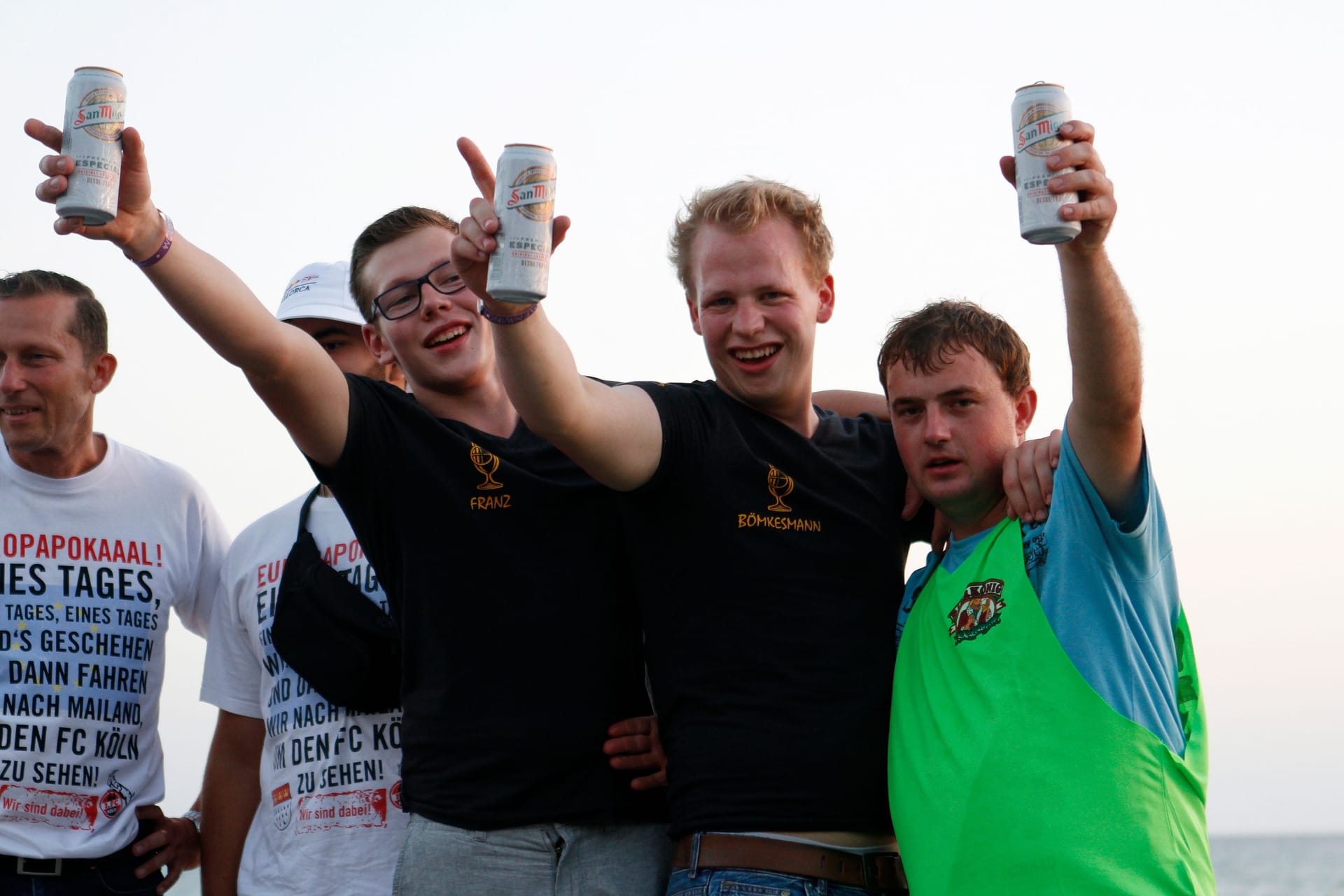 Junge Urlauber trinken Bier am Strand: Nach 21.30 Uhr drohen auf Mallorca und Ibiza nun Strafen.