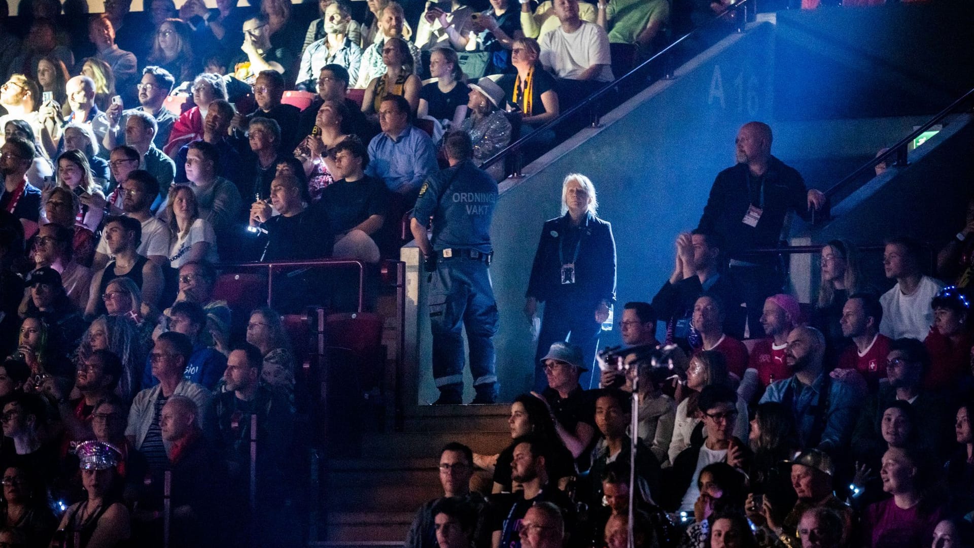 Als Eden Golan auftritt, ist zusätzliche Security in der Halle.