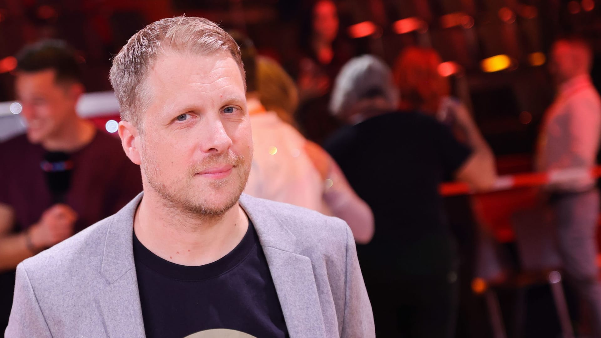 Oliver Pocher posiert im "Let's Dance"-Studio.