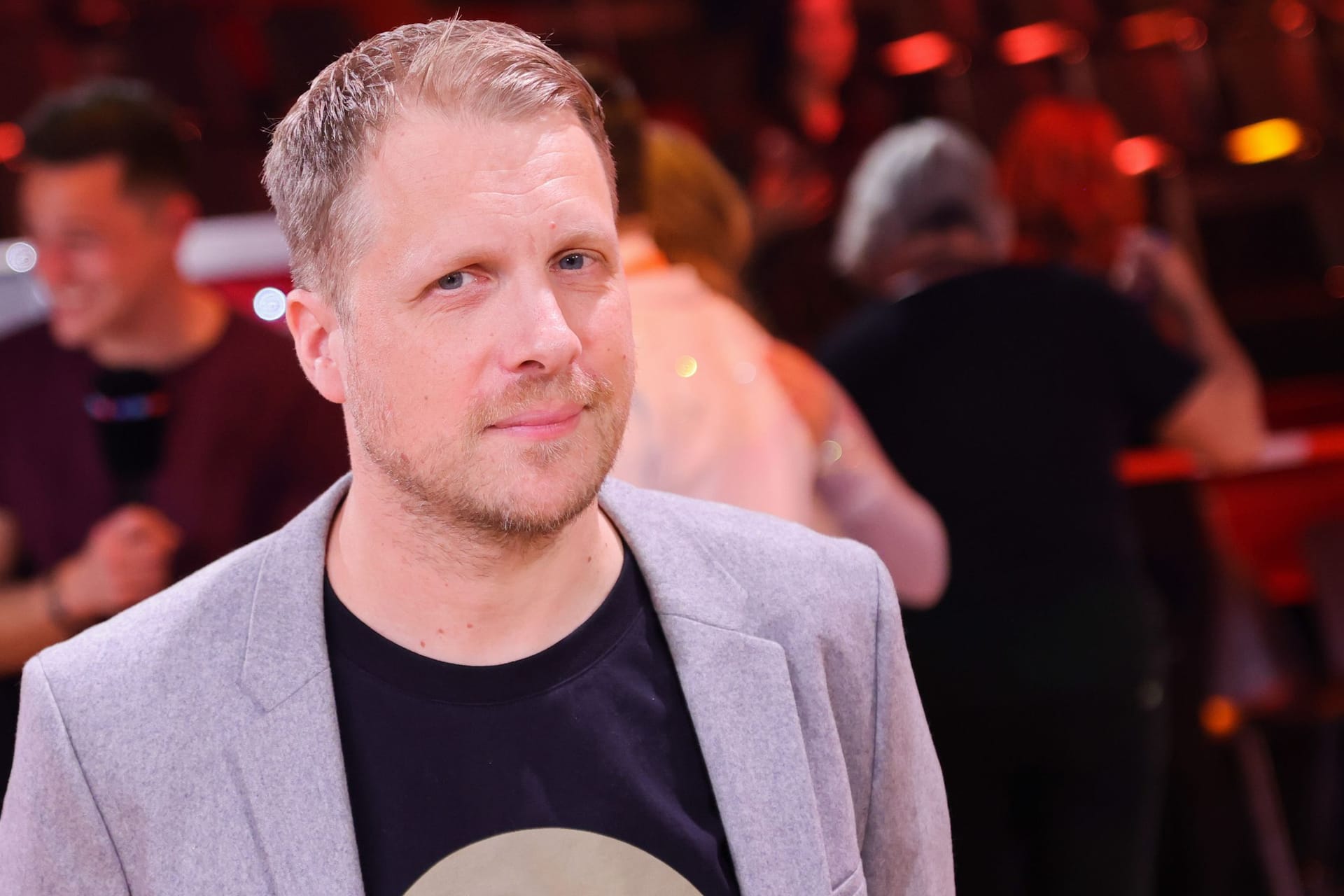 Oliver Pocher posiert im "Let's Dance"-Studio.