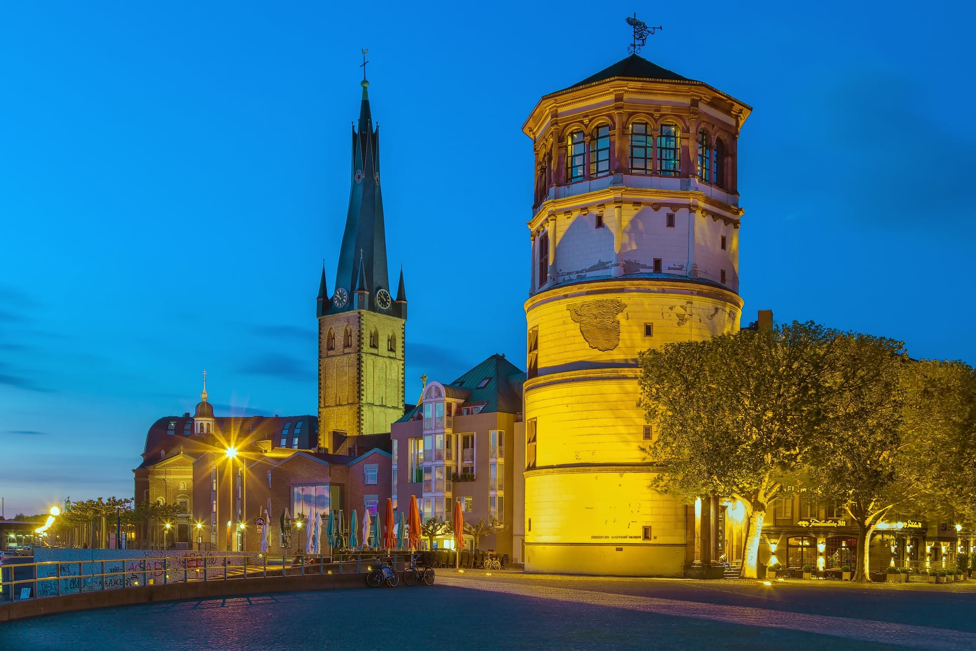 St. Lambertus und der Schlossturm am Burgplatz: An der katholischen Kirche hat man Merkwürdiges entdeckt.