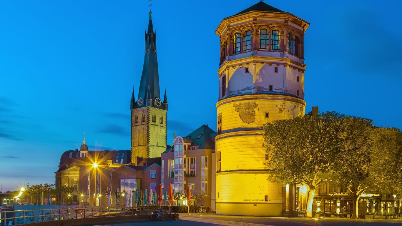 St. Lambertus und der Schlossturm am Burgplatz: An der katholischen Kirche hat man Merkwürdiges entdeckt.