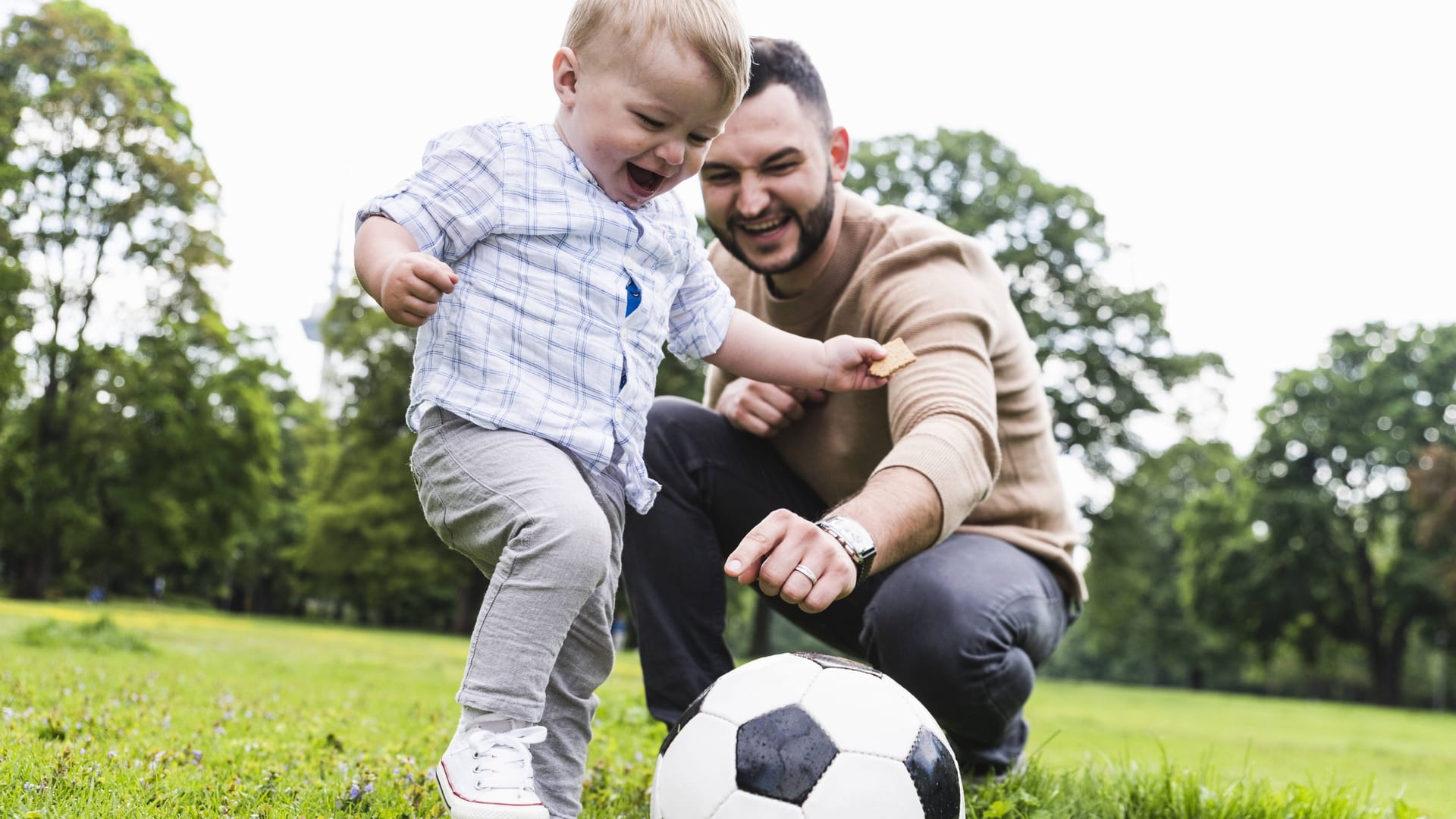 Väter spielen vor allem mit ihren Kindern. Die anstrengenden pflegerischen Aufgaben liegen weiter bei den Müttern.