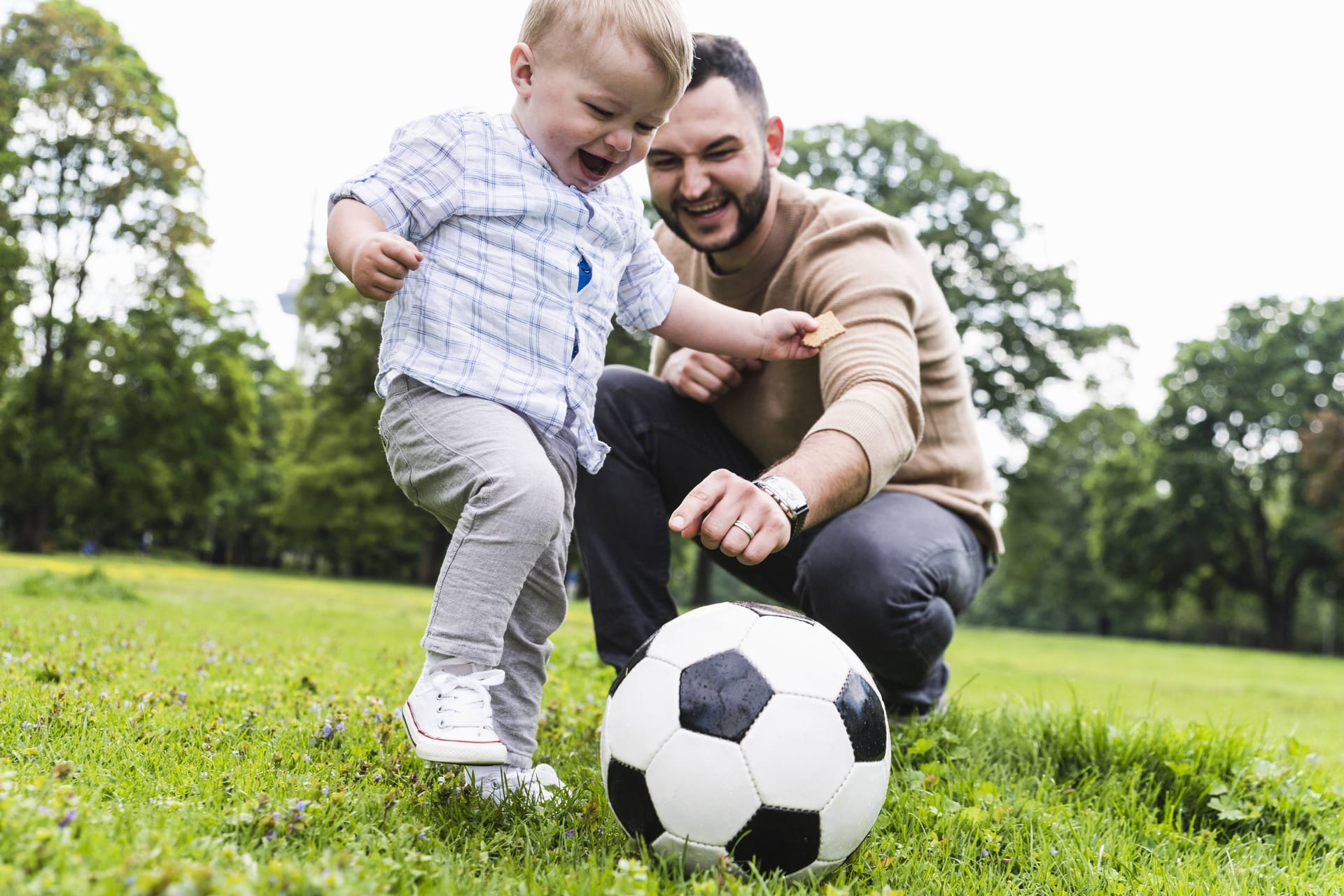 Väter spielen vor allem mit ihren Kindern. Die anstrengenden pflegerischen Aufgaben liegen weiter bei den Müttern.