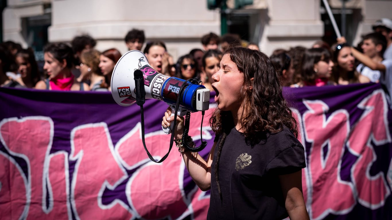 "Mein Körper, meine Wahl": Junge Studierende demonstrieren in Rom für Abtreibungsrecht und Frauenrechte.