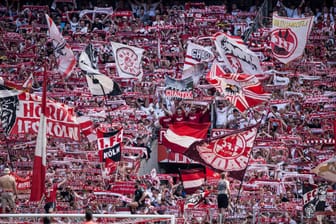 Kölner Anhänger in der Südkurve: Beim Spiel gegen Union kam es zu einem Schmähplakat.
