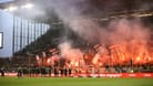 St. Pauli-Fans sorgen mit roten Bengalos für Stimmung: Im Derby beim HSV kann der Verein nach 13 Jahren in die Bundesliga zurückkehren.