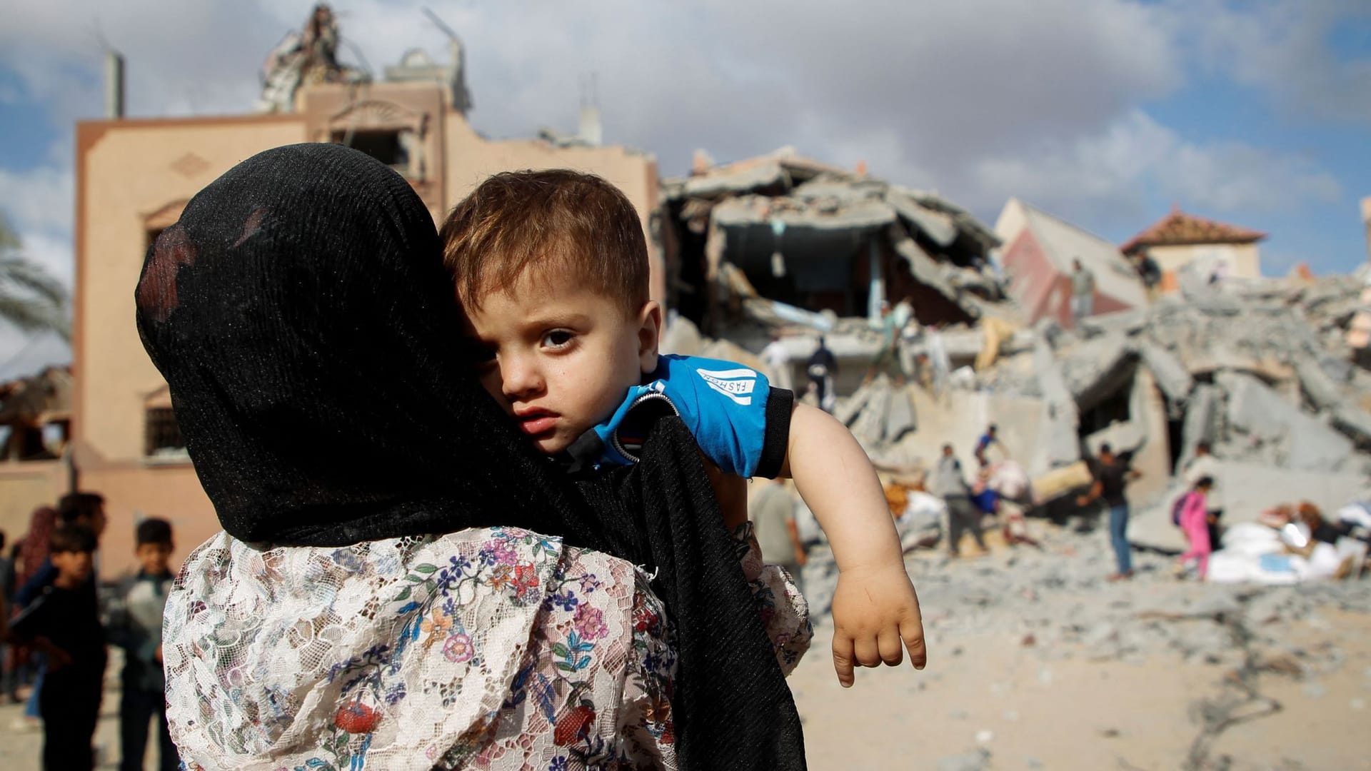 Menschen stehen an einem Ort in Rafah nach einem Luftangriff: In die Stadt im Süden Gazas sind Hunderttausende geflohen. (Quelle: Hatem Khaled/reuters)