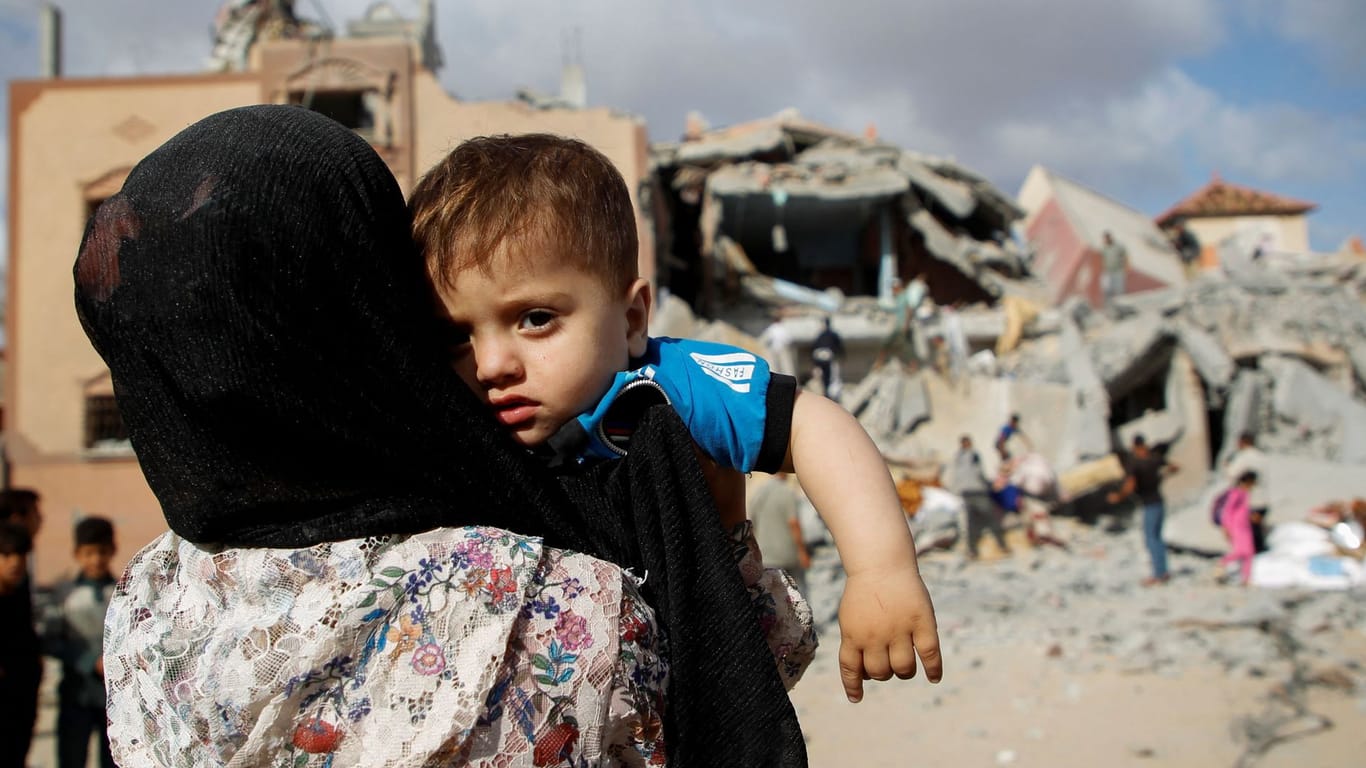 Menschen stehen an einem Ort in Rafah nach einem Luftangriff: In die Stadt im Süden Gazas sind Hunderttausende geflohen. (Quelle: Hatem Khaled/reuters)