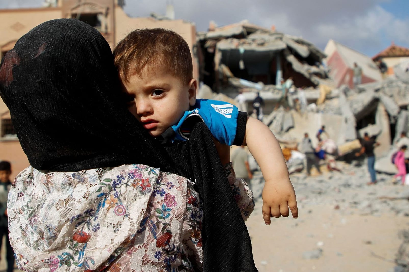 Menschen stehen an einem Ort in Rafah nach einem Luftangriff: In die Stadt im Süden Gazas sind Hunderttausende geflohen. (Quelle: Hatem Khaled/reuters)