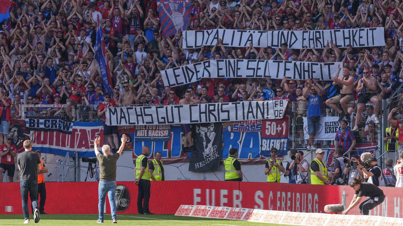 Banner im Gästeblock: Die Heidenheim-Fans ehrten Christian Streich.