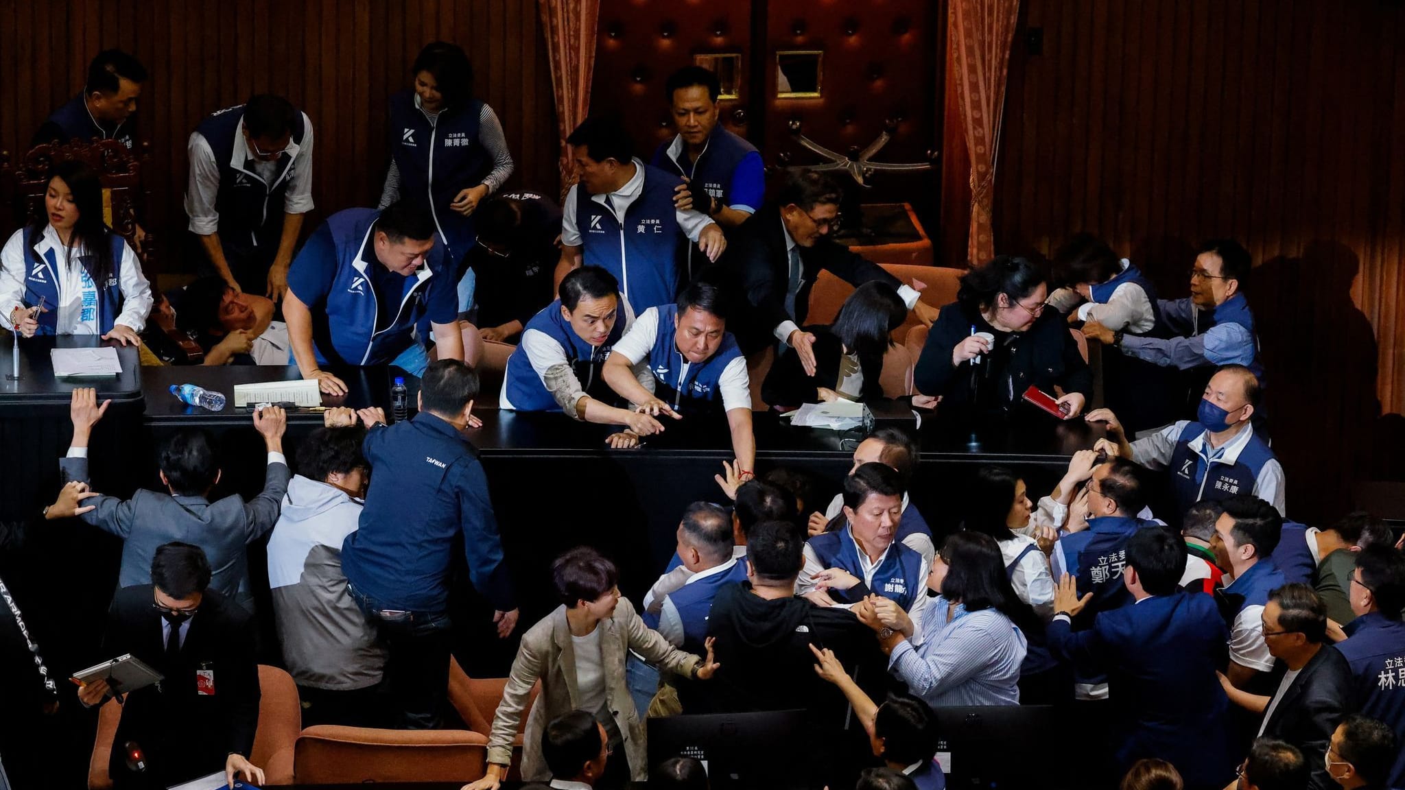 Taiwan: Abgeordnete werden bei Abstimmung handgreiflich