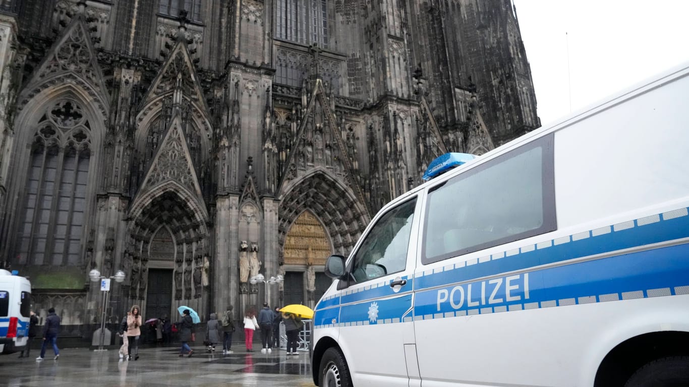 Ein Polizeiauto steht vor dem Kölner Dom (Archivbild): Wo das Mädchen gefunden wurde, ist nicht bekannt.