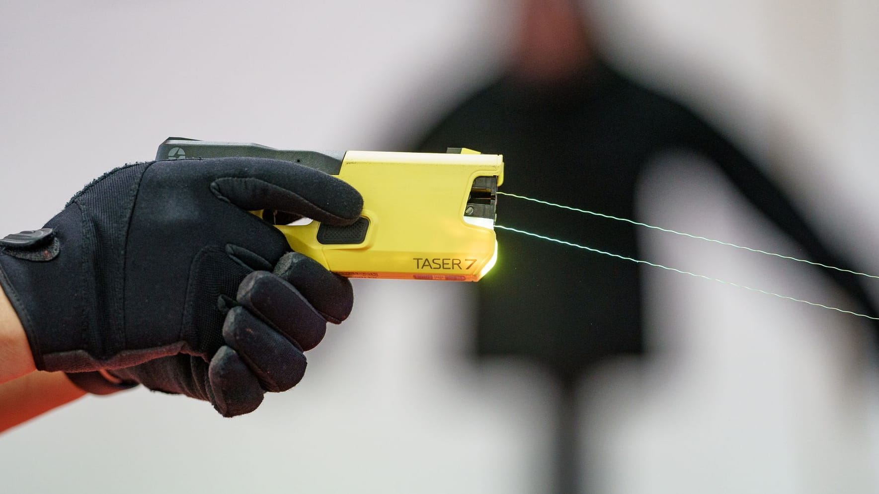 Polizeieinsatz (Symbolbild): Beamte der Landespolizei demonstrieren den Einsatz eines "Taser 7".