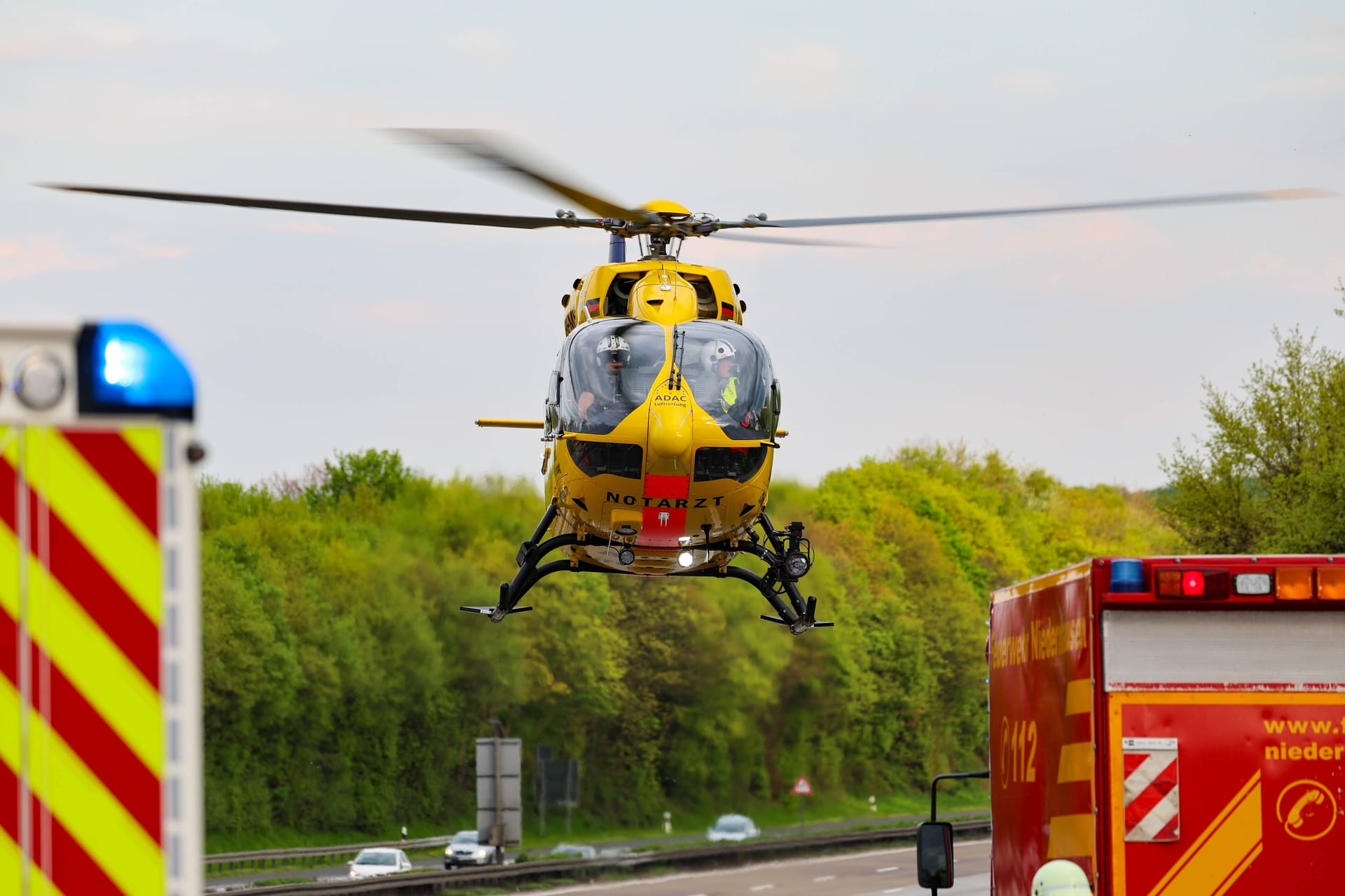 Ein Rettungshubschrauber landet auf der Autobahn (Symbolbild): Wie lange die Aufräumarbeiten andauern, ist noch unklar.
