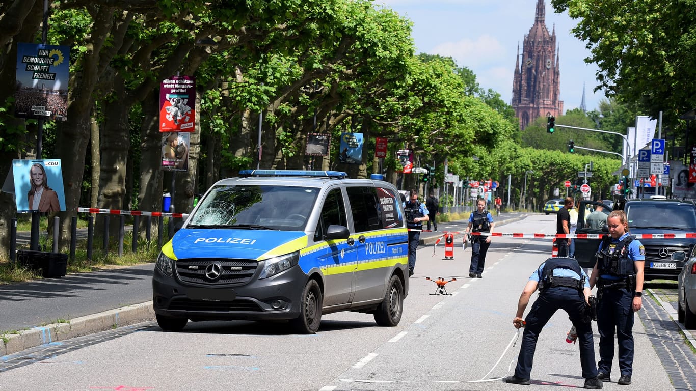 Ein Streifenwagen hat am Donnerstag (23.05.2024) auf dem Schaumaikai in Frankfurt einen Fußgänger überfahren.Wegen der Unfallaufnahme musste die Strasse für mehrere Stunden total gesperrt werde.