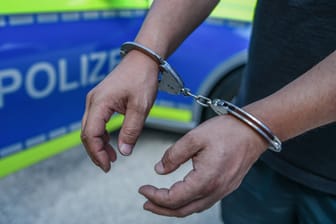 Ein Mann mit Handschellen (Symbolbild): Nach kurzer Flucht konnte die Polizei den Exhibitionisten verhaften.