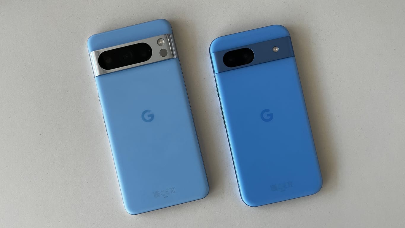 Google Pixel 8a (rechts): Rundere Ecken und ein dunkleres Hellblau als beim Pixel 8 Pro (links).