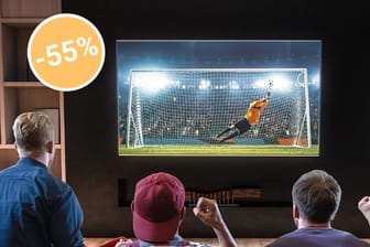 Spartipp zur Fußball-EM: Aldi verkauft einen 4K-Fernseher von Samsung mit mehr als 50 Prozent Rabatt (Symbolbild).