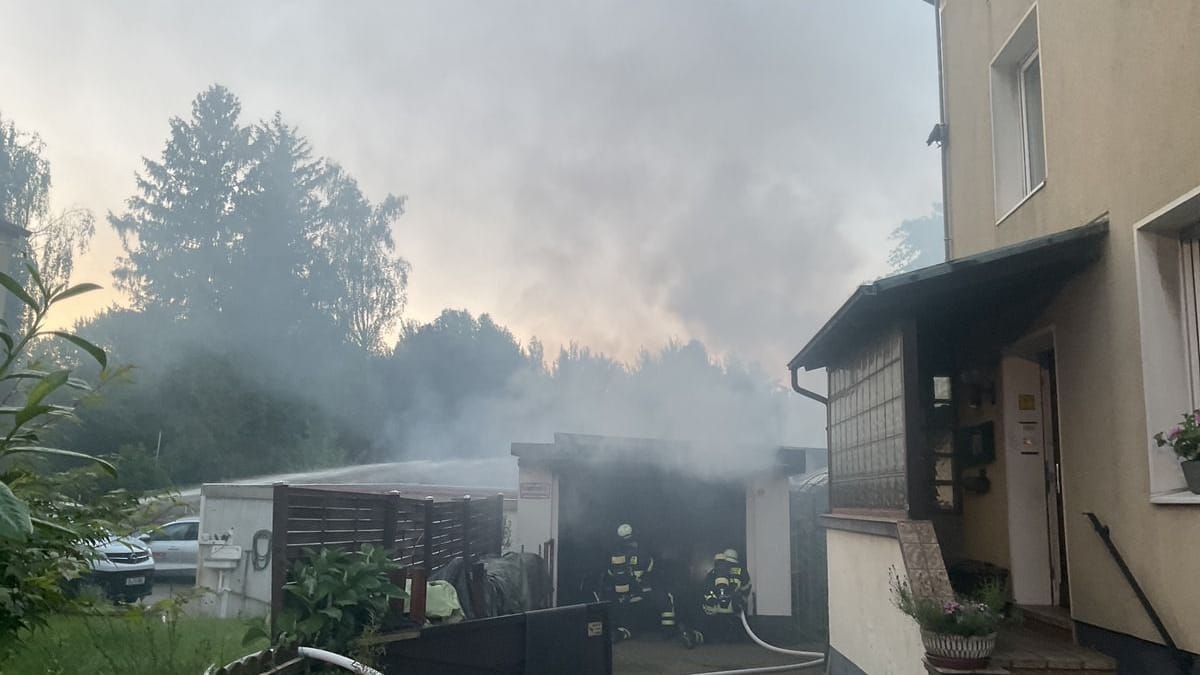 Eine Garage in Dortmund-Groppenbruch in Flammen: Auch darin parkende Motorräder hat es erwischt.