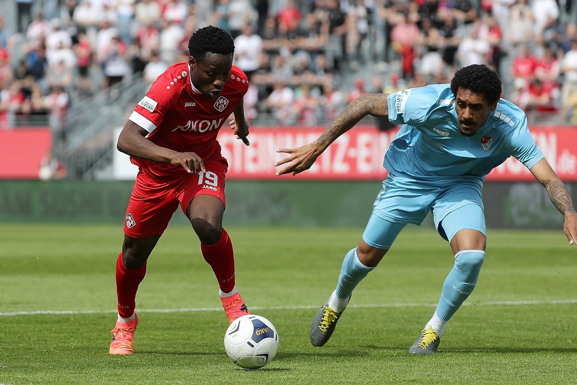 Einmal wie Ikenna Ezeala (r.) für Türkgücü in der Regionalliga kicken? Wer das möchte, muss dafür Geld auf den Tisch legen.