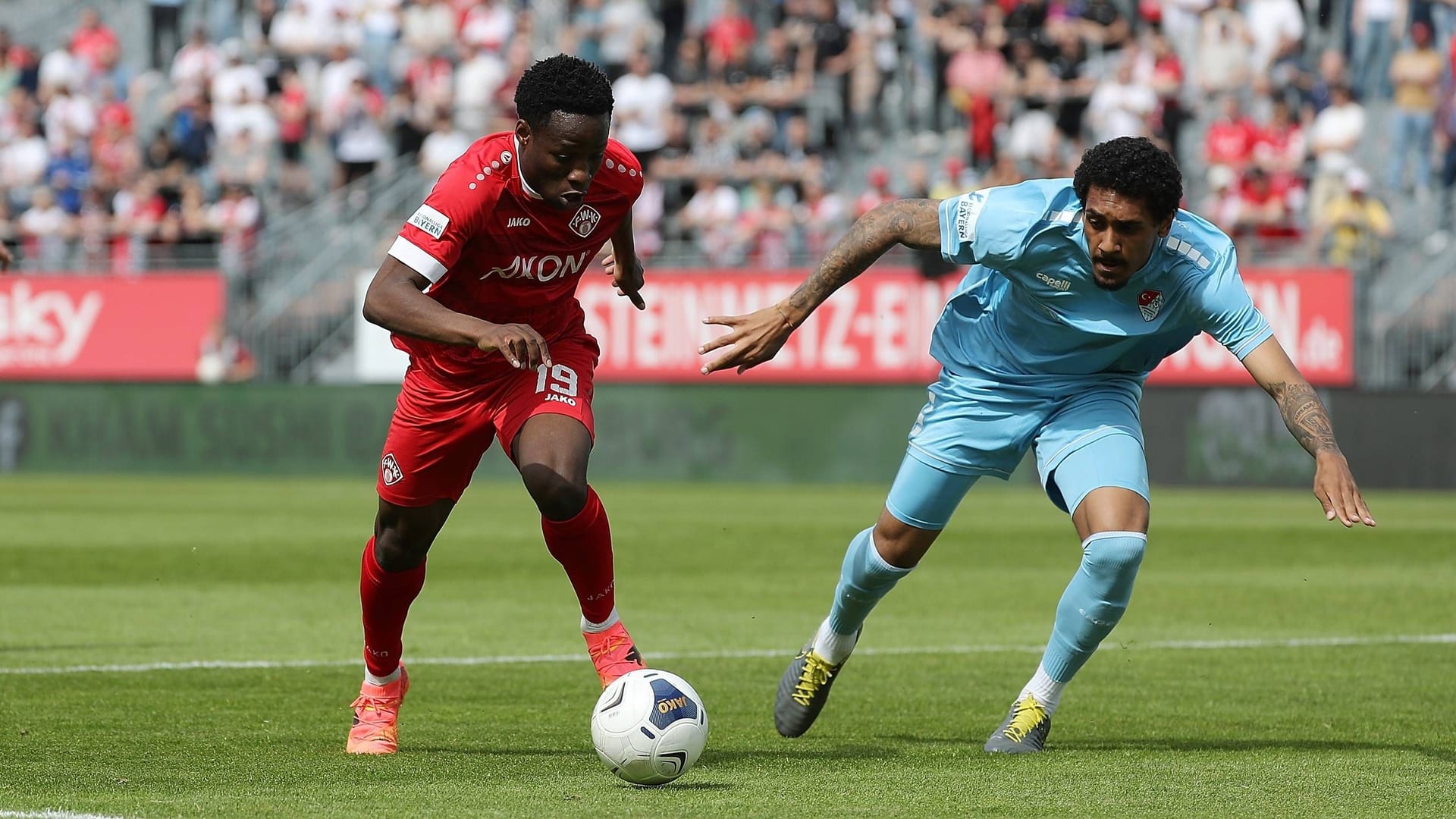 Einmal wie Ikenna Ezeala (r.) für Türkgücü in der Regionalliga kicken? Wer das möchte, muss dafür Geld auf den Tisch legen.