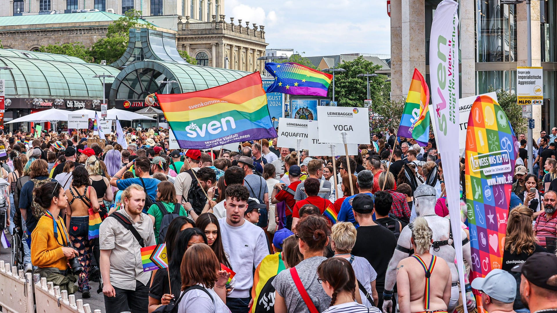 12.000 Menschen haben am CSD in Hannover teilgenommen: Es gab mehrere queerfeindliche Vorfälle.