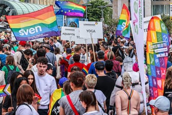 12.000 Menschen haben am CSD in Hannover teilgenommen: Es gab mehrere queerfeindliche Vorfälle.