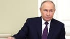 Putin während einer Besprechung (Archivbild): Bei der angekündigten Übung soll die Bereitschaft der Nuklearstreitkräfte getestet werden.