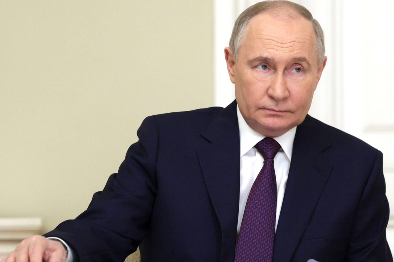 Putin während einer Besprechung (Archivbild): Bei der angekündigten Übung soll die Bereitschaft der Nuklearstreitkräfte getestet werden.