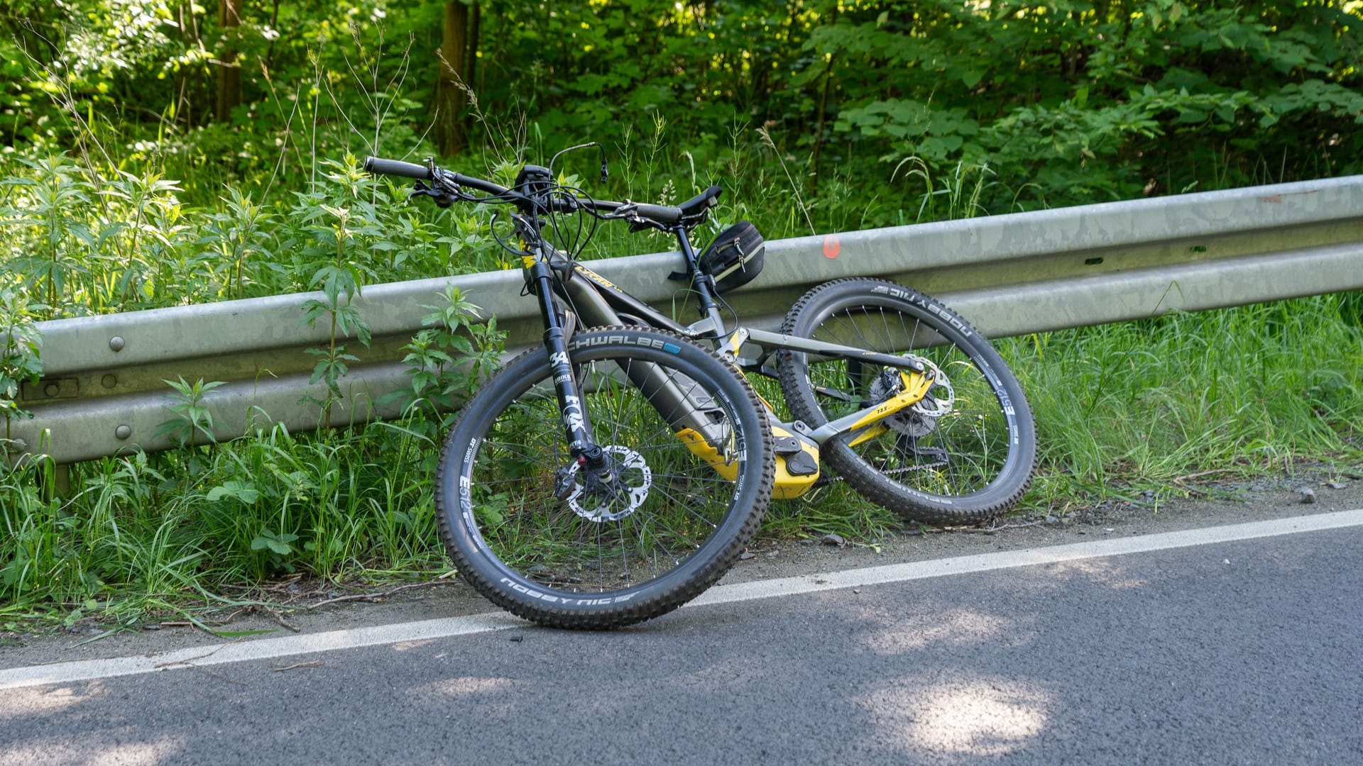 Ein Fahrradfahrer hat im Landkreis Offenbach ein Motorrad übersehen. Für den Senior kam jede Hilfe zu spät.